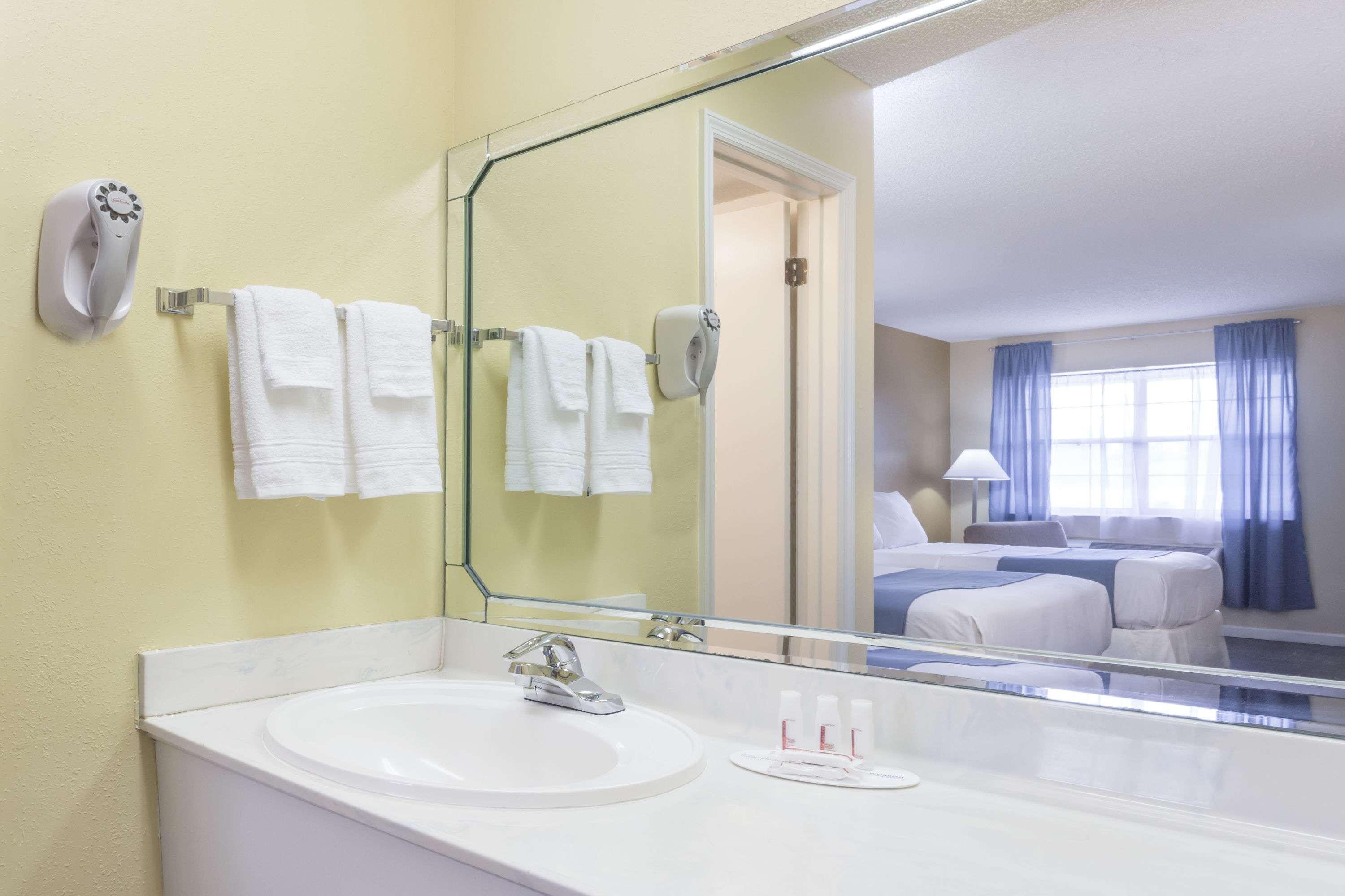 Days Inn By Wyndham Madison Extérieur photo