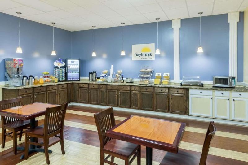 Days Inn By Wyndham Madison Extérieur photo